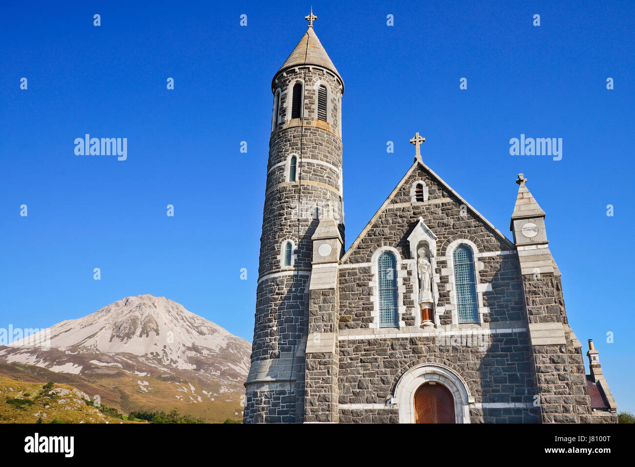 Irland, County Donegal, Dunlewey, Kirche des Heiligen Herzens mit Mount Errigal im Hintergrund. Stockfoto