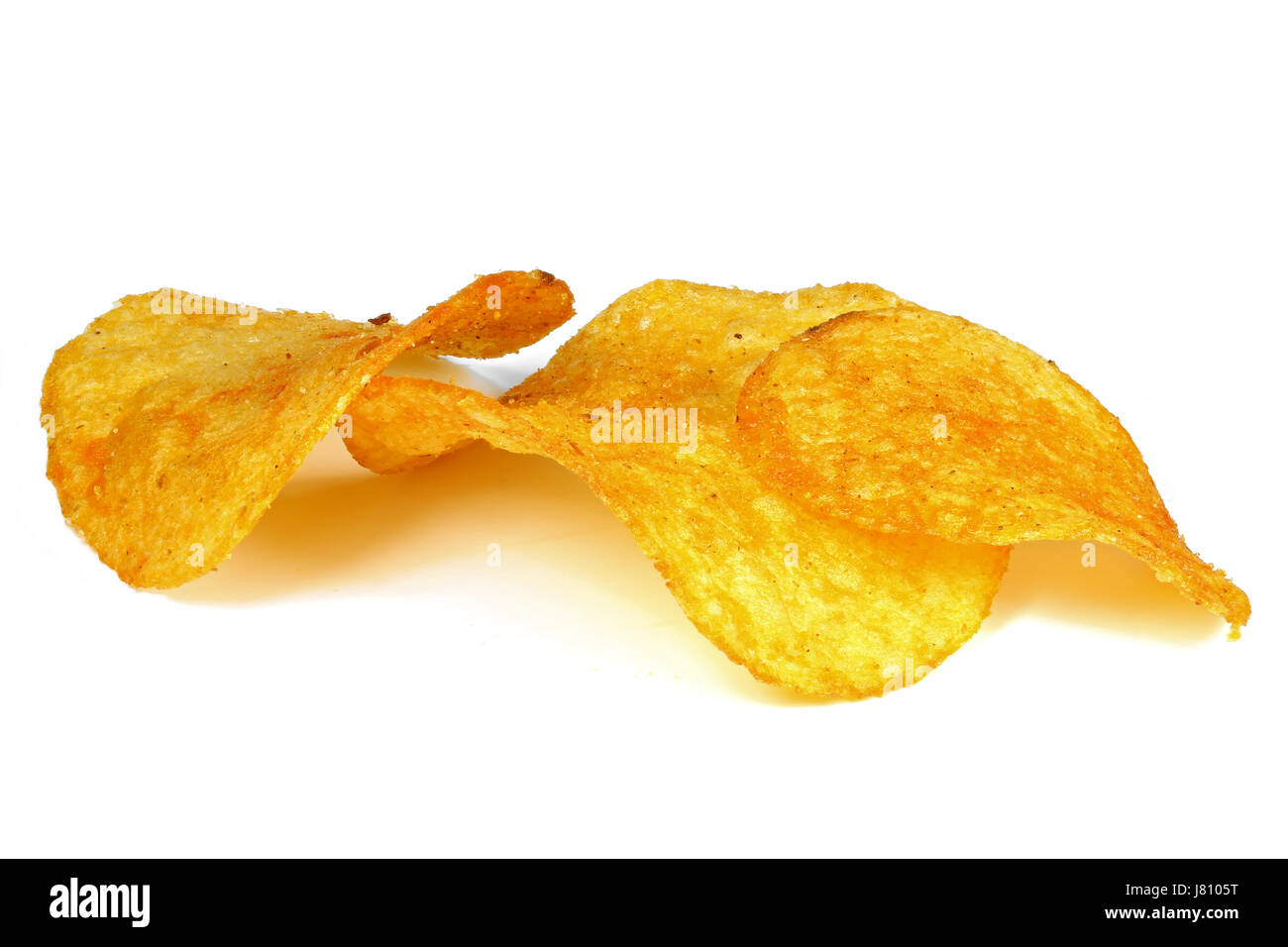 Paprika gewürzte Kartoffelchips isoliert auf weißem Hintergrund Stockfoto