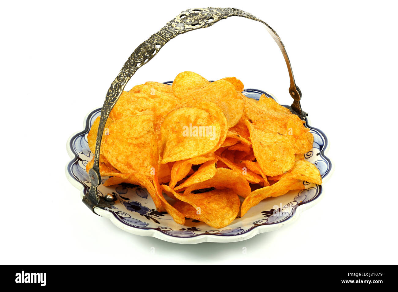 Paprika gewürzte Kartoffelchips serviert auf Delfter Porzellan Teller isoliert auf weißem Hintergrund Stockfoto