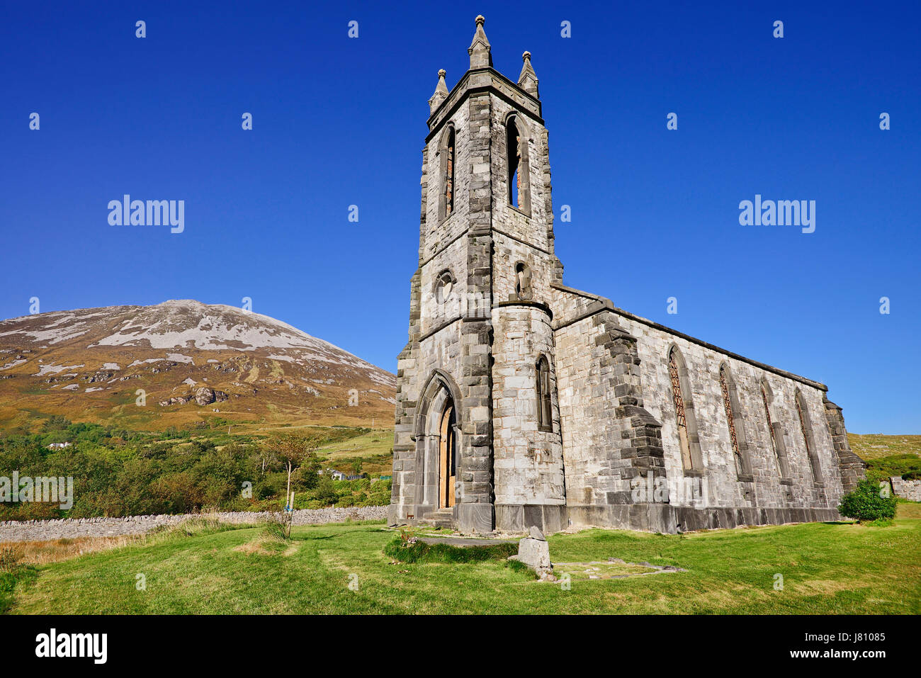 Irland, County Donegal, Ruine der Dunlewey Church of Ireland in The Glen vergiftet, als ein Denkmal für ihre Hu von Jane Smith Russell errichtete Gebäude Stockfoto