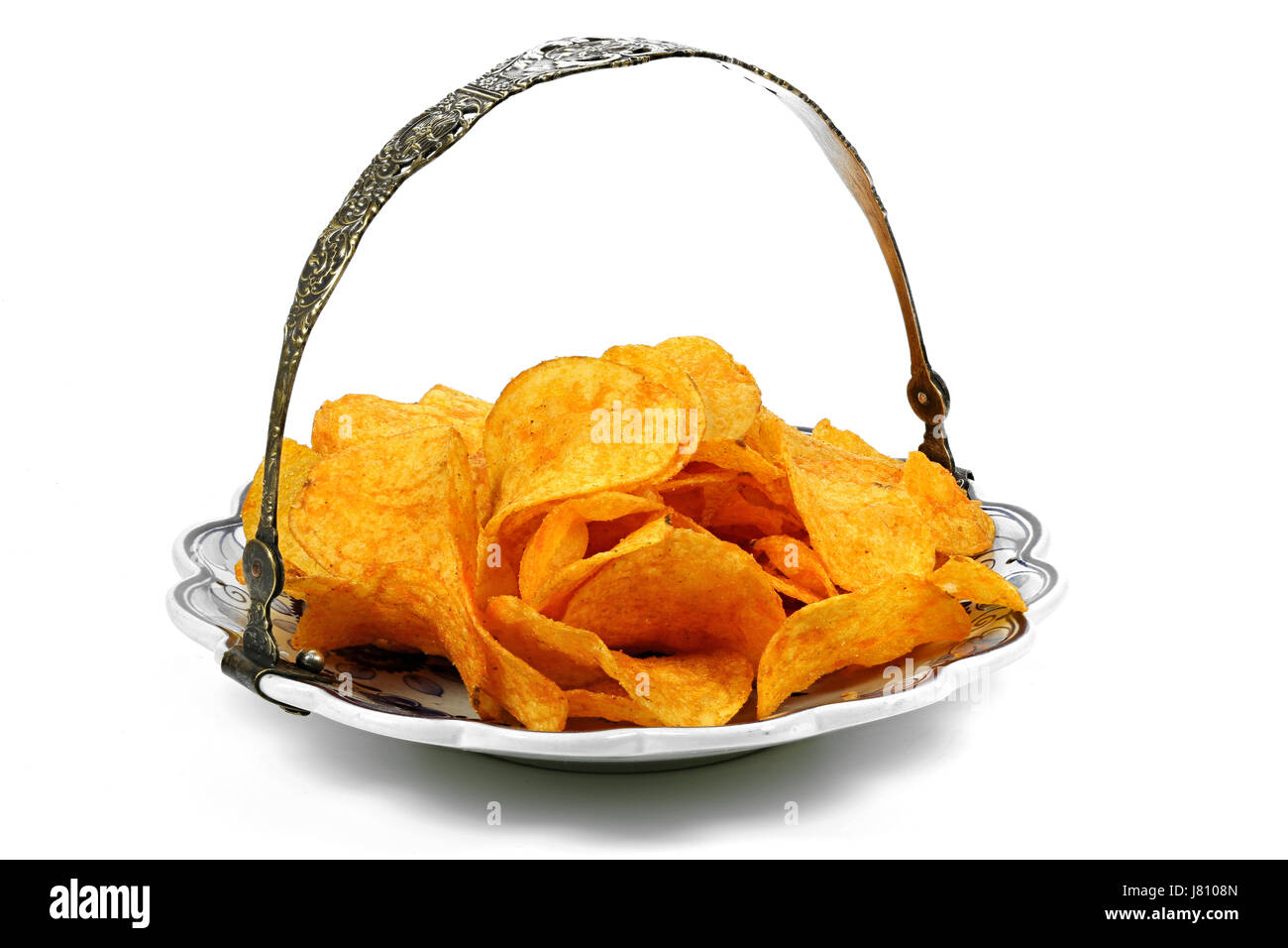 Paprika gewürzte Kartoffelchips serviert auf Delfter Porzellan Teller isoliert auf weißem Hintergrund Stockfoto
