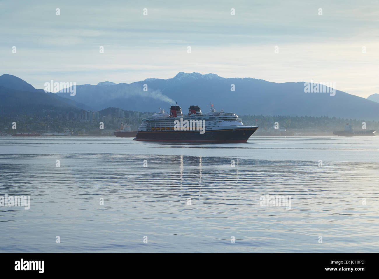 Riesigen Disney Linie Kreuzfahrtschiff Disney Wonder, Ankunft In Vancouver, British Columbia, Kanada. Stockfoto