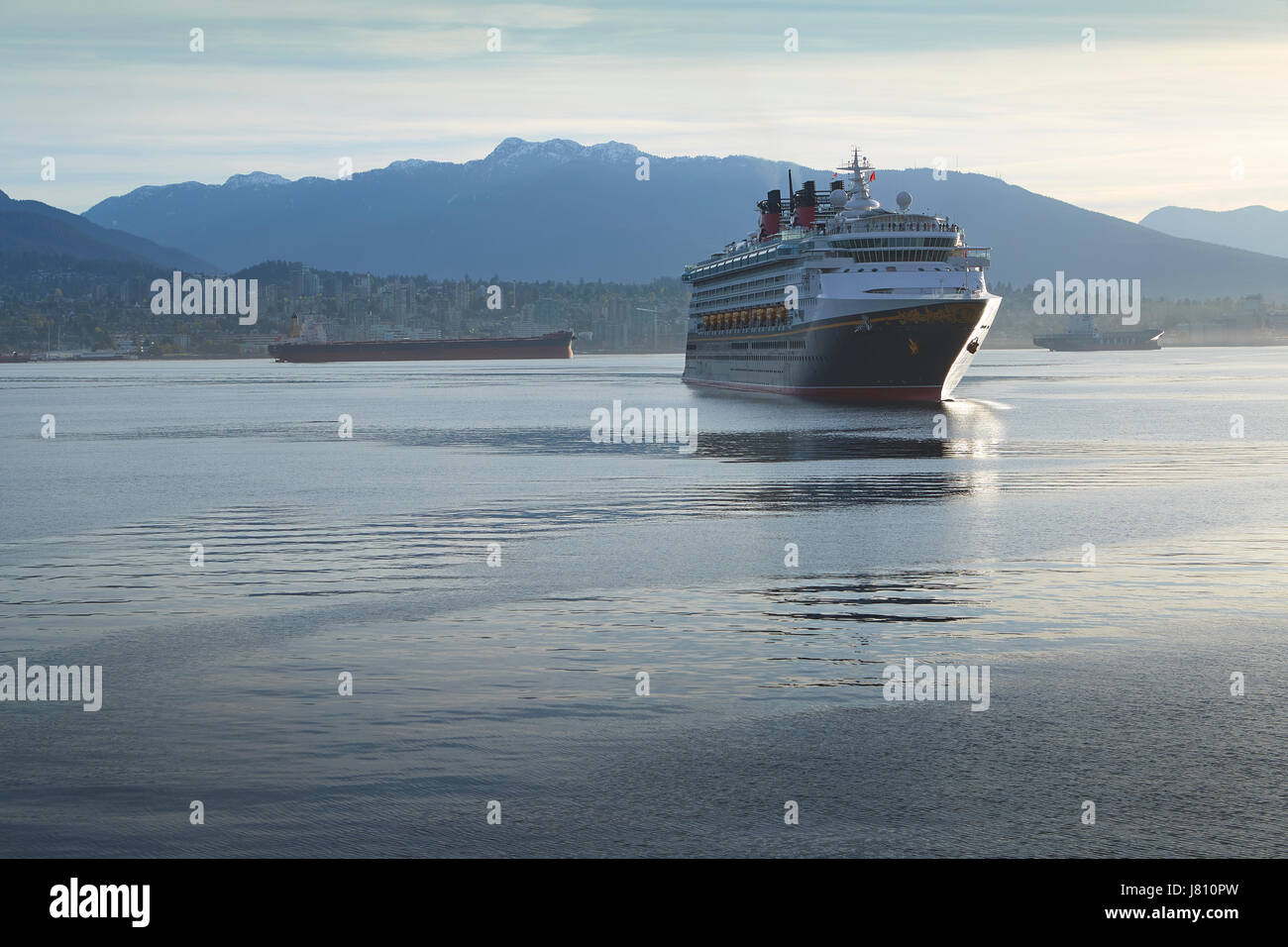 Riesigen Disney Linie Kreuzfahrtschiff Disney Wonder, Ankunft In Vancouver, British Columbia, Kanada. Stockfoto