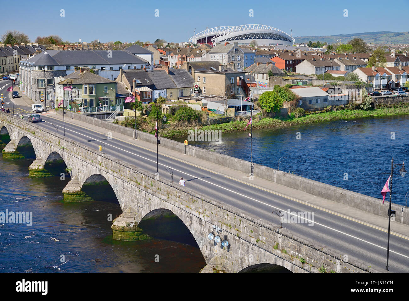 Thomond Park Rugby Football, Stadt Limerick, County Limerick, Irland Boden gesehen vom St Johns Castle mit dem Fluss Shannon im Vordergrund. Stockfoto