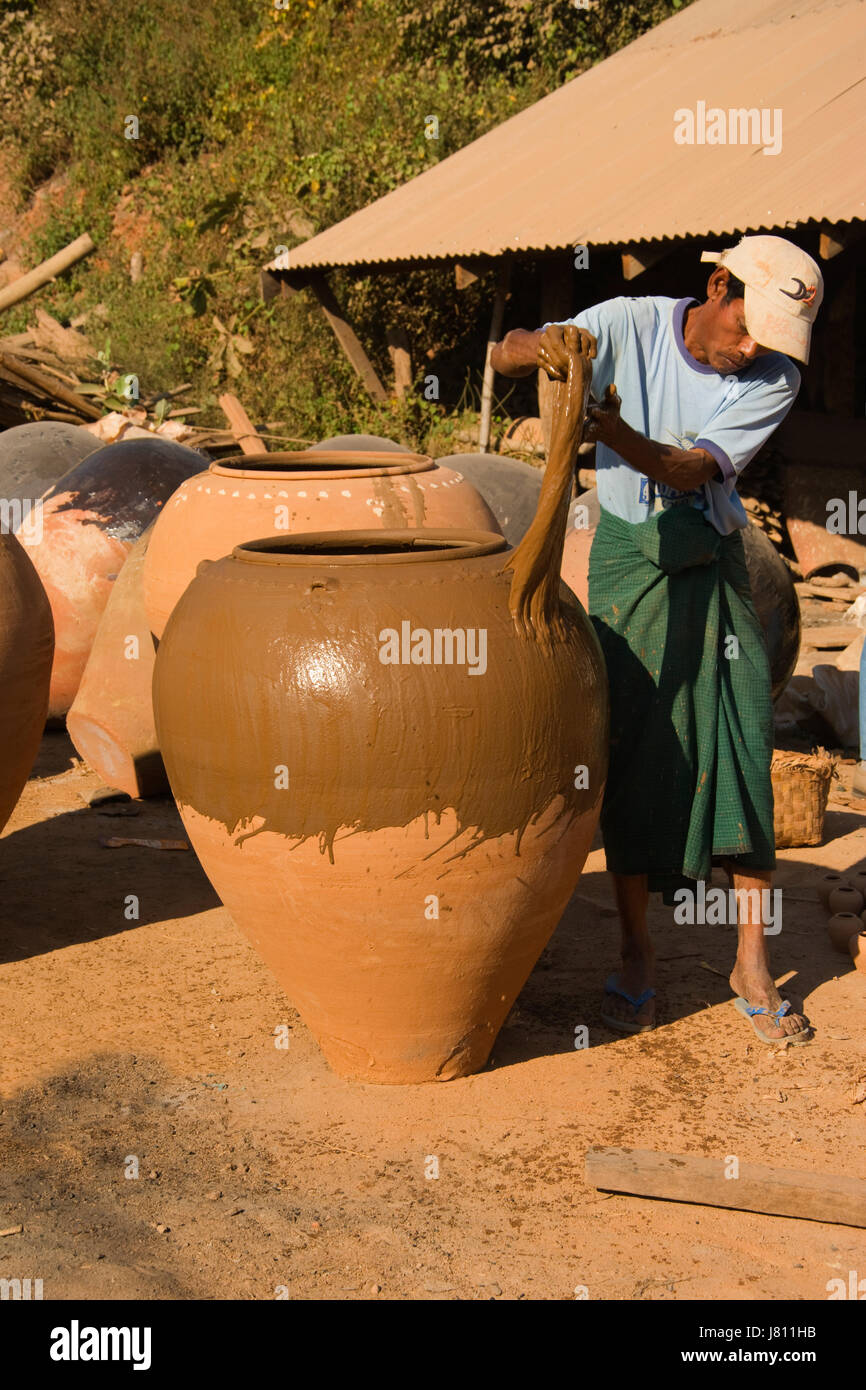 Asien, MYANMAR (BURMA), Mandalay-Division, New Nyein Töpferdorf, Mann putting Glasur auf Töpfe vor dem Brand Stockfoto