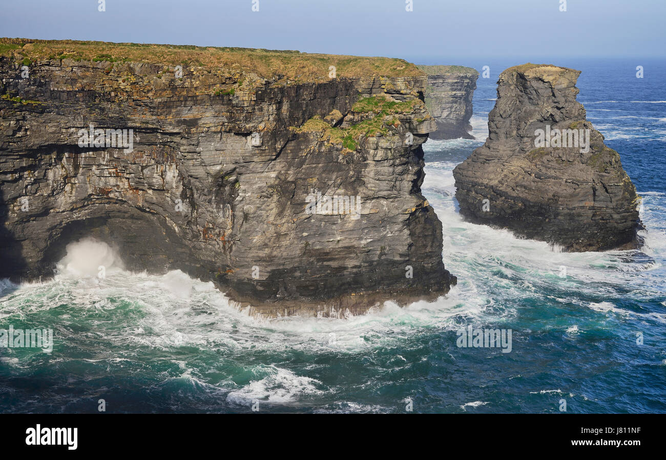Irland, County Clare, dramatische Klippen in der Nähe von Kilkee Landschaft. Stockfoto