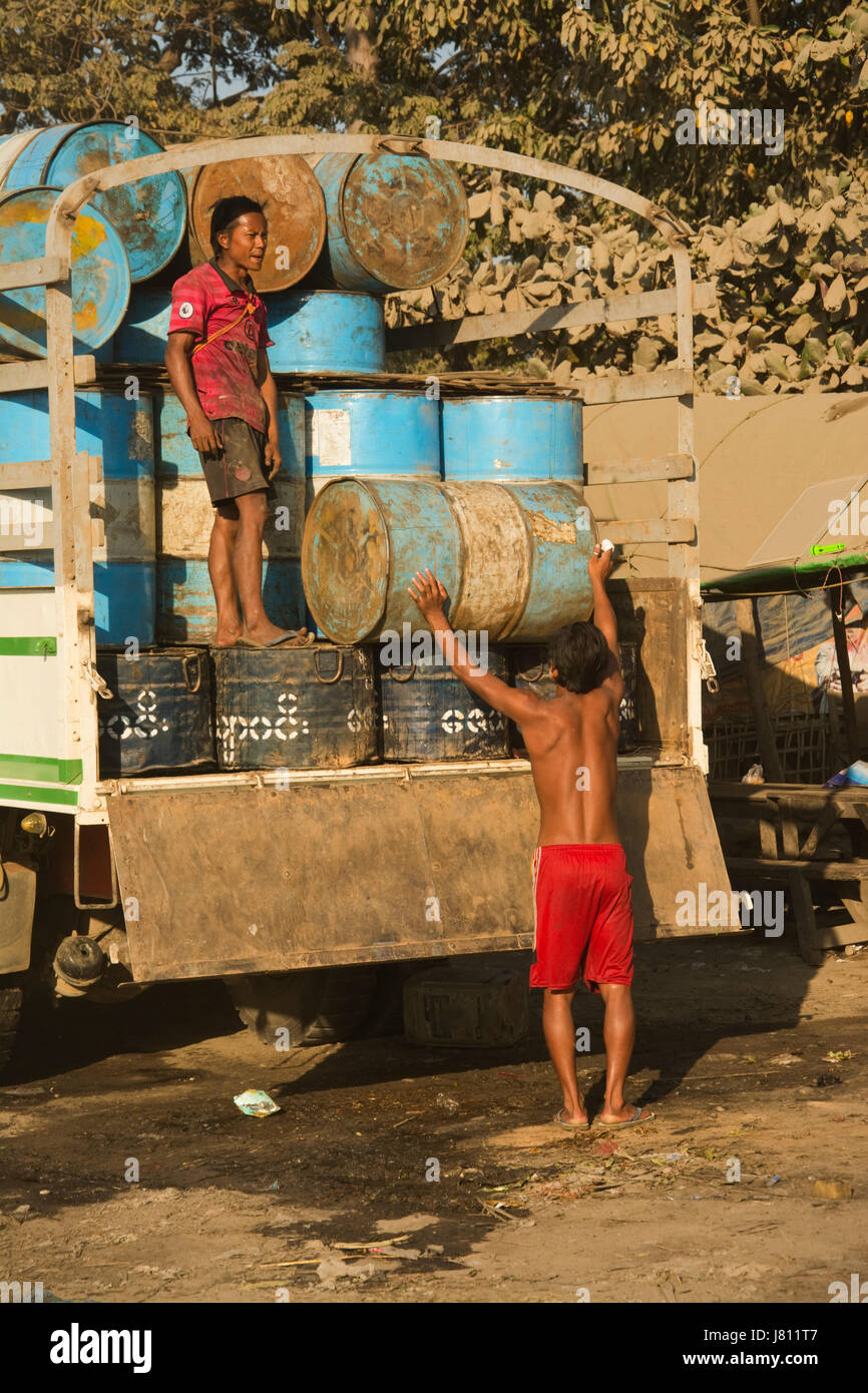 Asien, MYANMAR (BURMA), Mandalay, Irrawaddy-Fluss, Fässer, die von einem LKW entladen wird Stockfoto