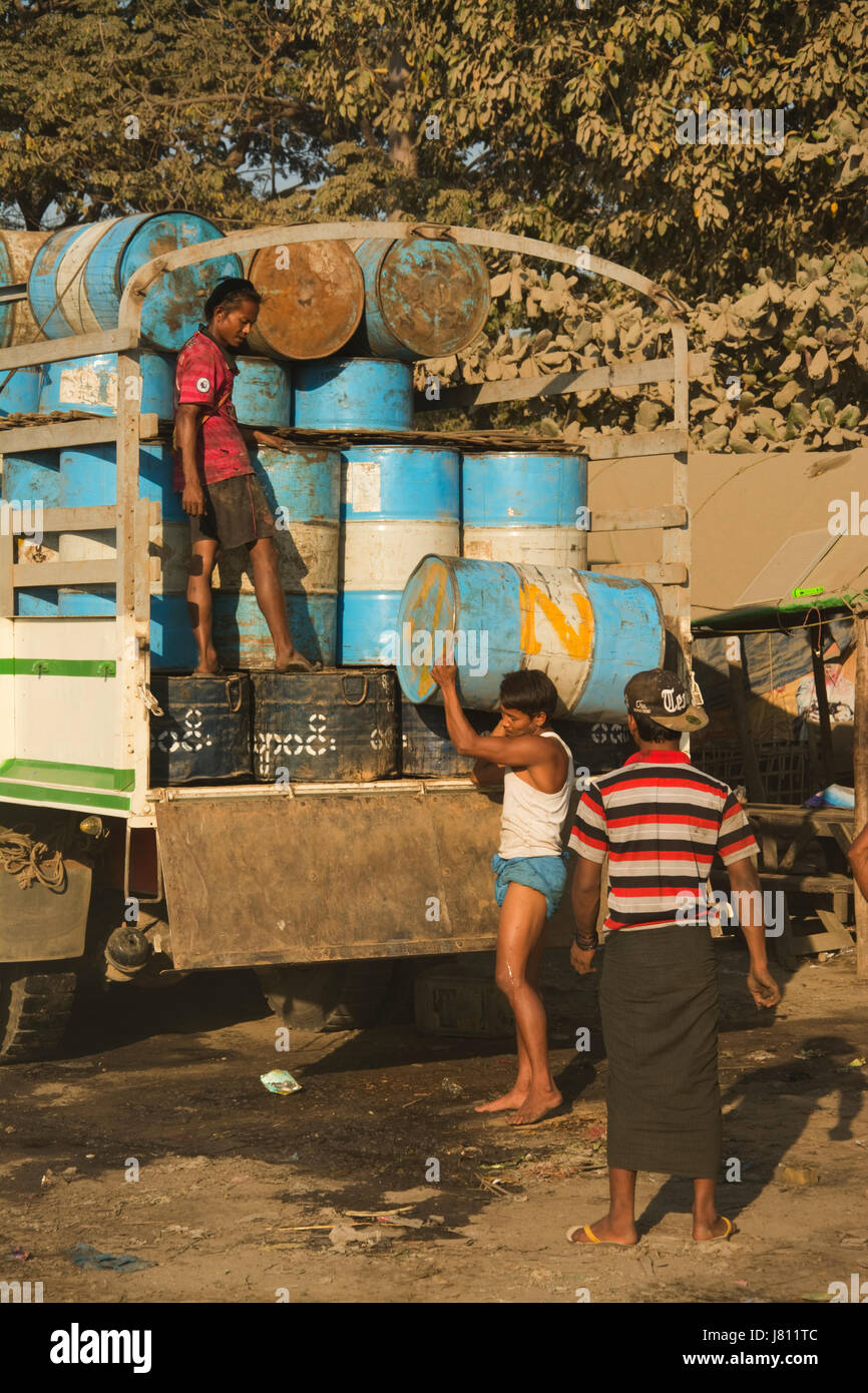 Asien, MYANMAR (BURMA), Mandalay, Irrawaddy-Fluss, Fässer, die von einem LKW entladen wird Stockfoto