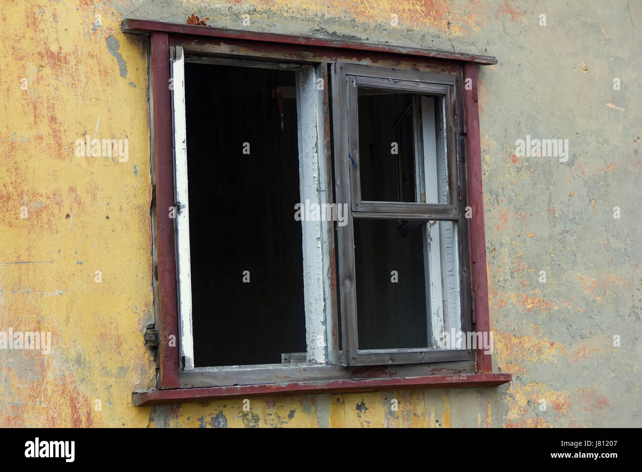 traurige alte verlassene baufälligen Haus. Zimmer-Stress und Angst Stockfoto