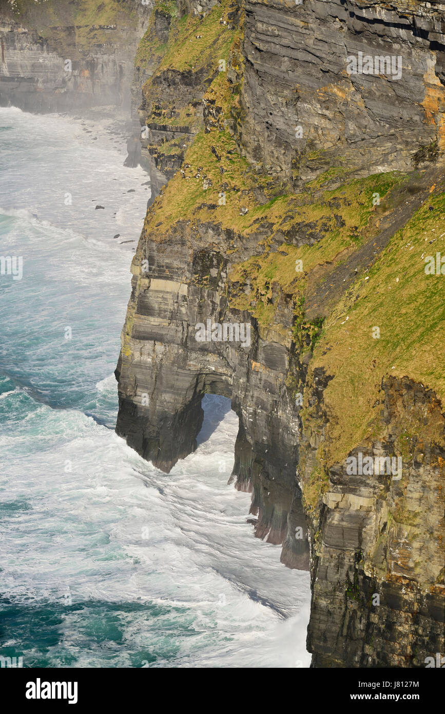 Irland, County Clare, Cliffs of Moher von Süden auf den Klippen von Moher Coastal Walk. Stockfoto