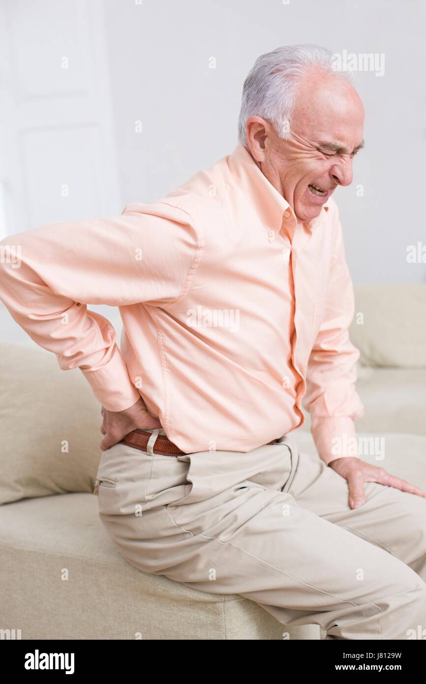 Mann mit Rückenschmerzen. Stockfoto