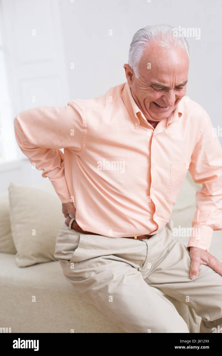 Mann mit Rückenschmerzen. Stockfoto