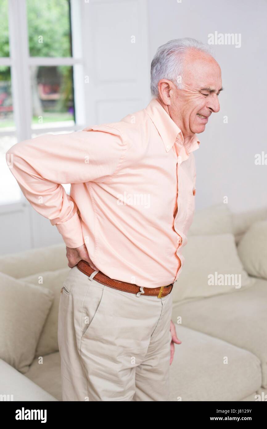 Mann mit Rückenschmerzen. Stockfoto