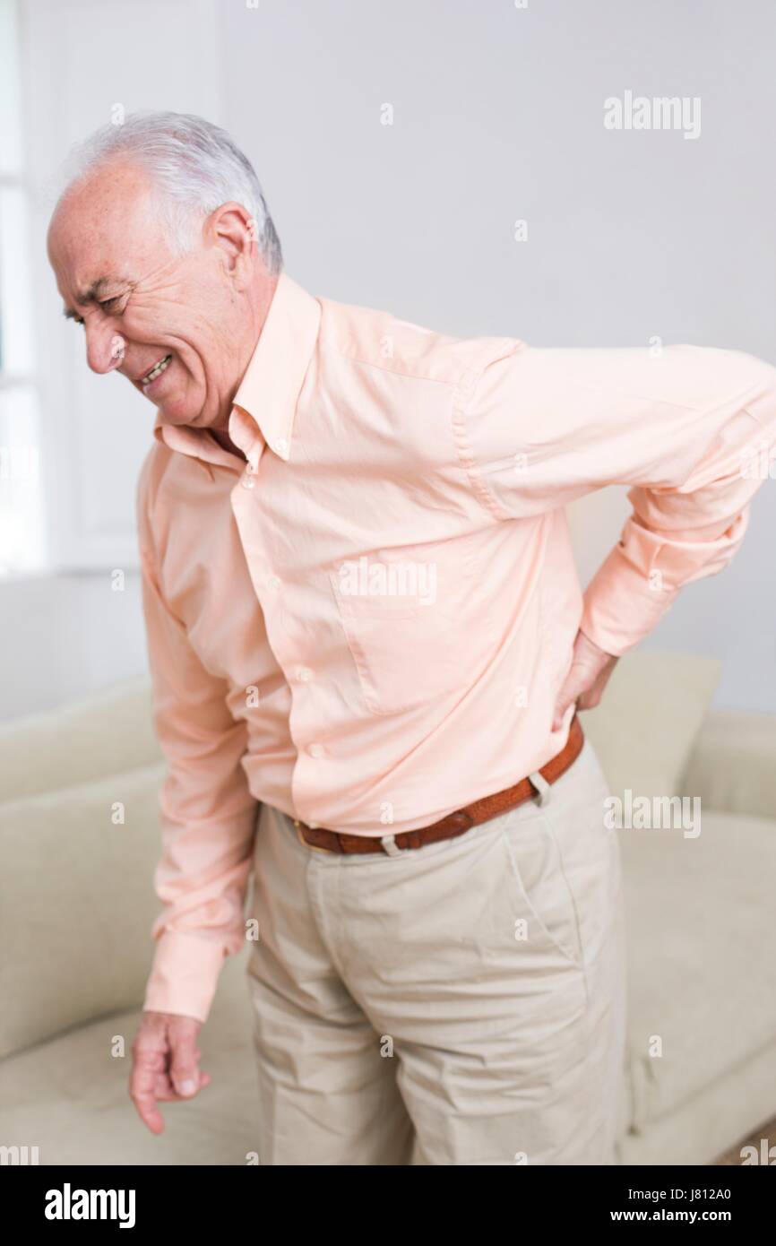 Mann mit Rückenschmerzen. Stockfoto