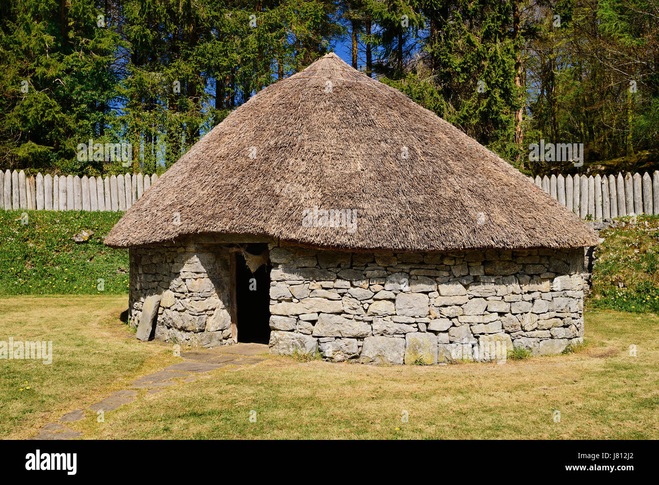 Irland, County Clare, Craggaunowen Living der Erfahrungen der Vergangenheit rekonstruiert Ringfort Wohnung. Stockfoto