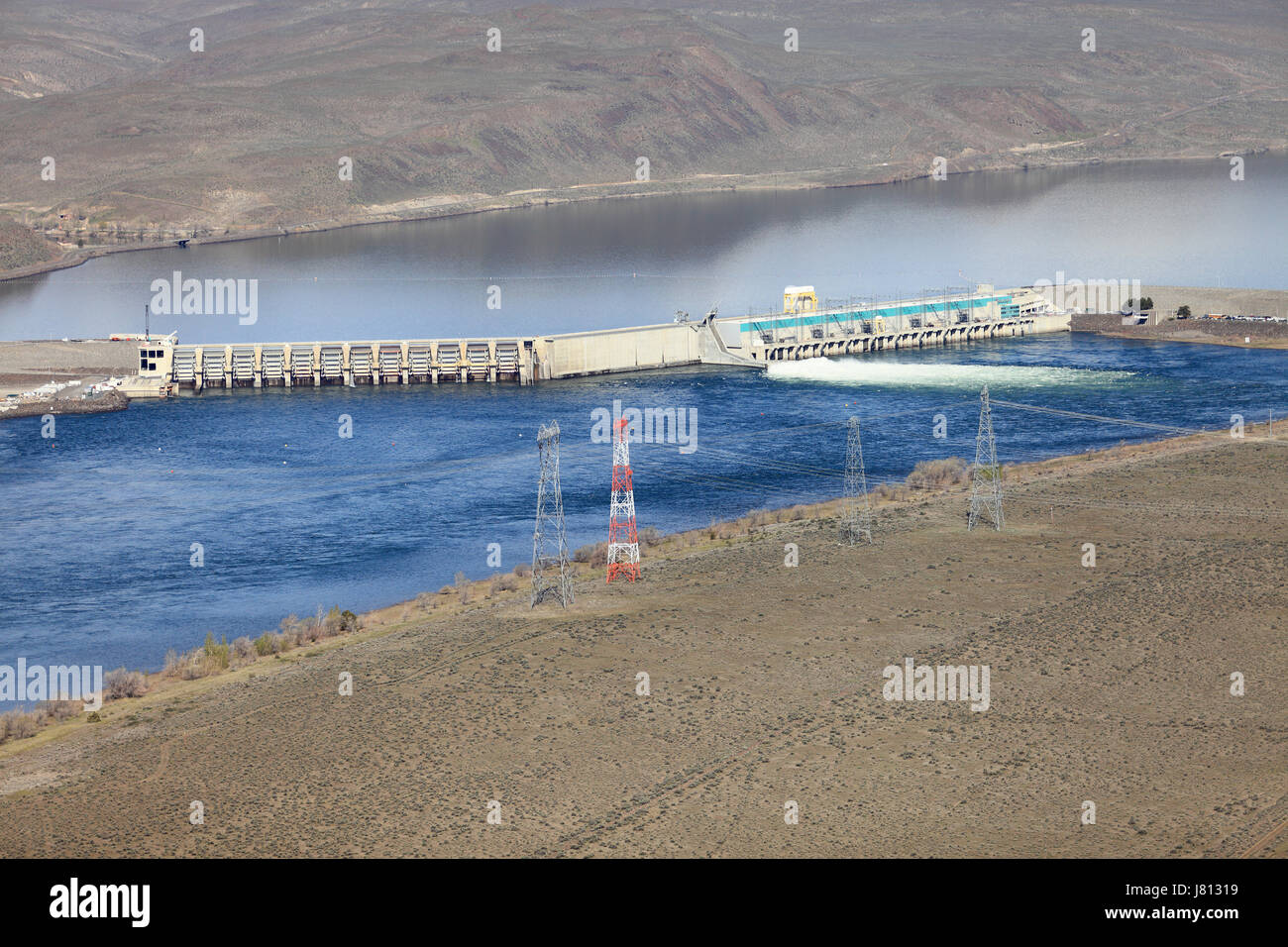 Eine Luftaufnahme des Priesters Fluss elektrischer Staudamm am Columbia River in der Nähe von Wenachee Washington. Stockfoto