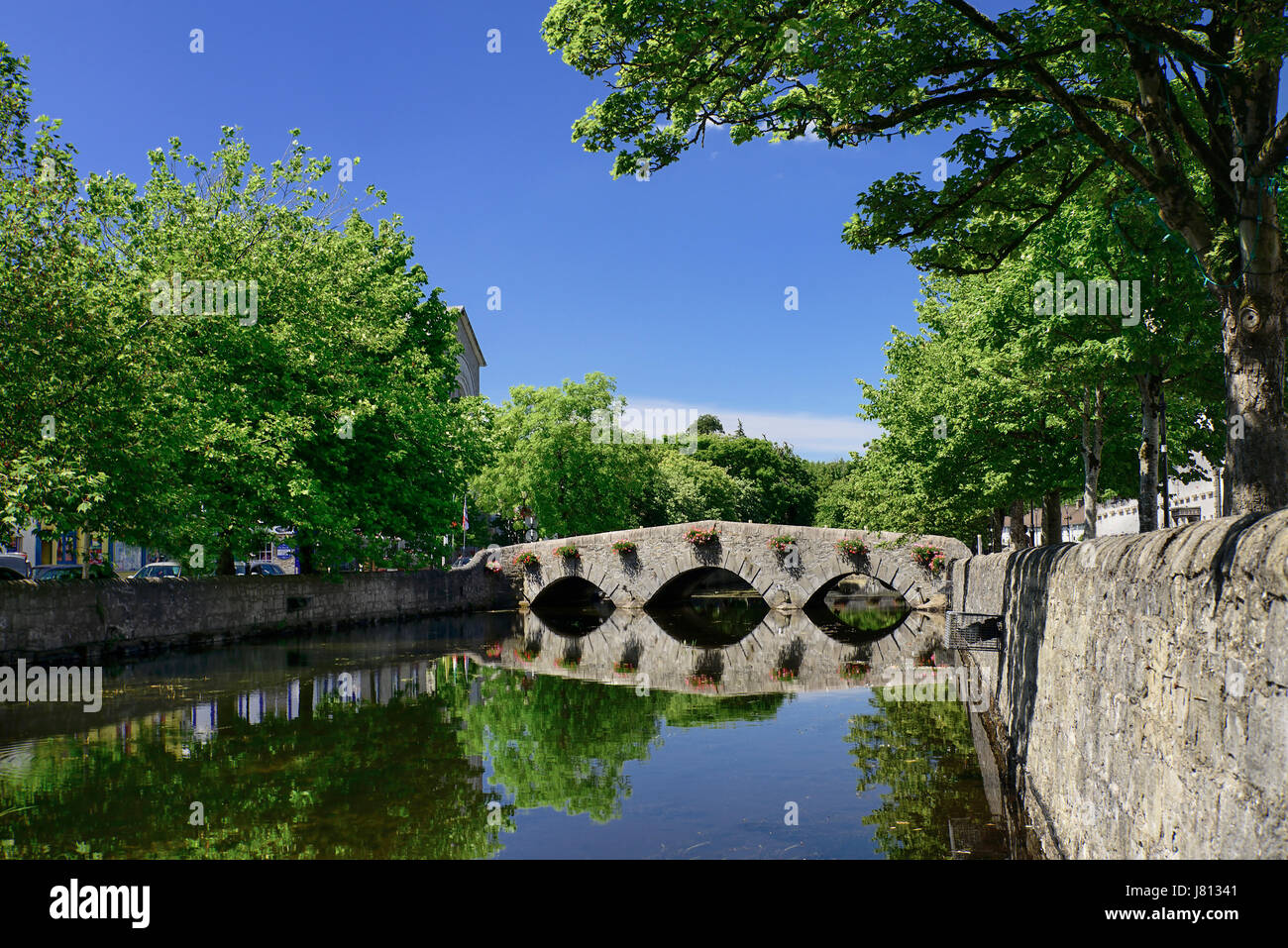 Irland, County Mayo, Westport, eine Brücke über den Carrowbeg-Fluss auf der Mall. Stockfoto