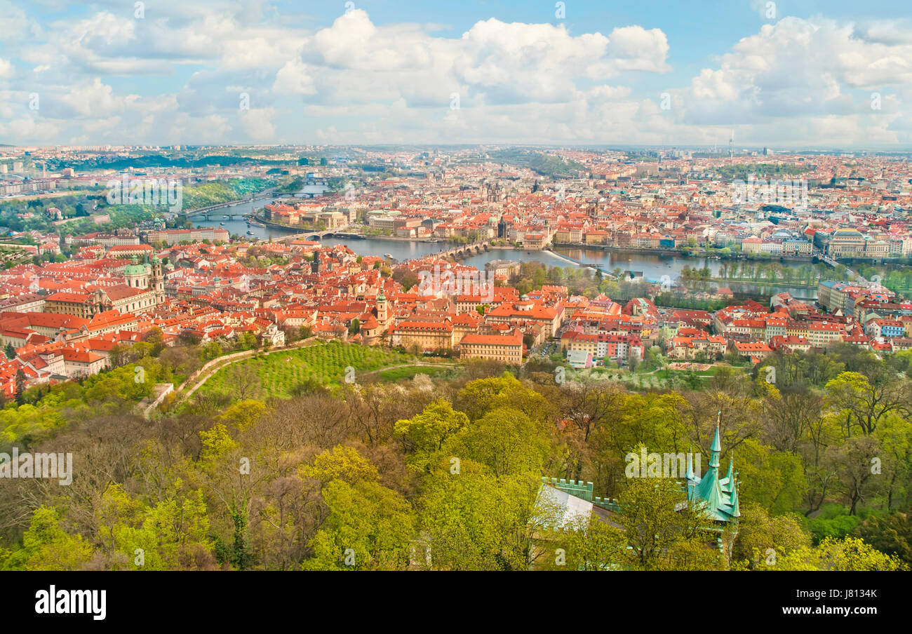 Blick auf die Prager Altstadt und grünen Park von Petrin-Turm-Aussichtsplattform an sonnigen Frühlingstag, Prag, Tschechische Republik Stockfoto