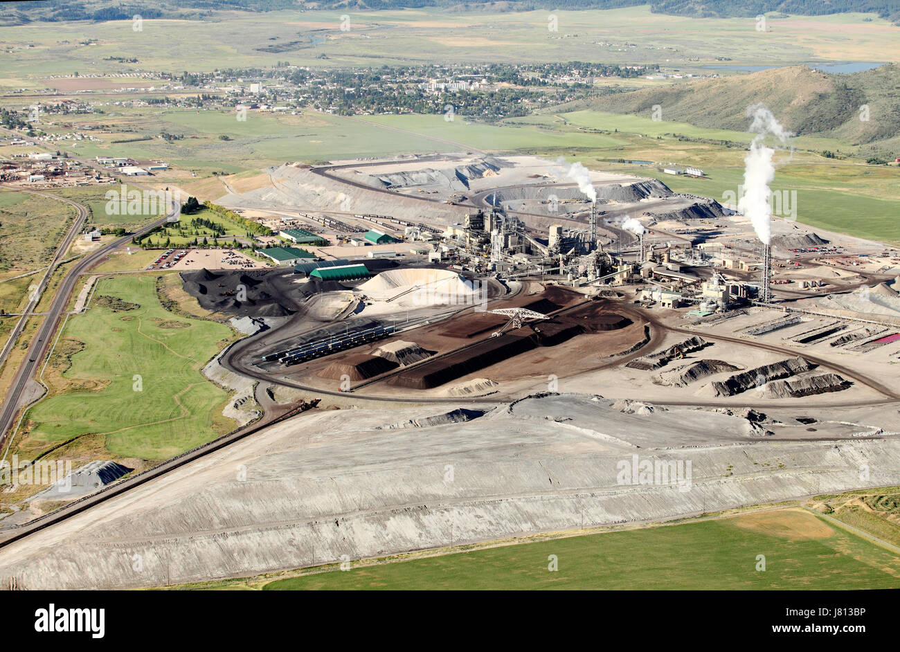 Eine Luftaufnahme von einem Phosphat verarbeitenden Anlage wo landwirtschaftliche Düngemittel hergestellt. Stockfoto