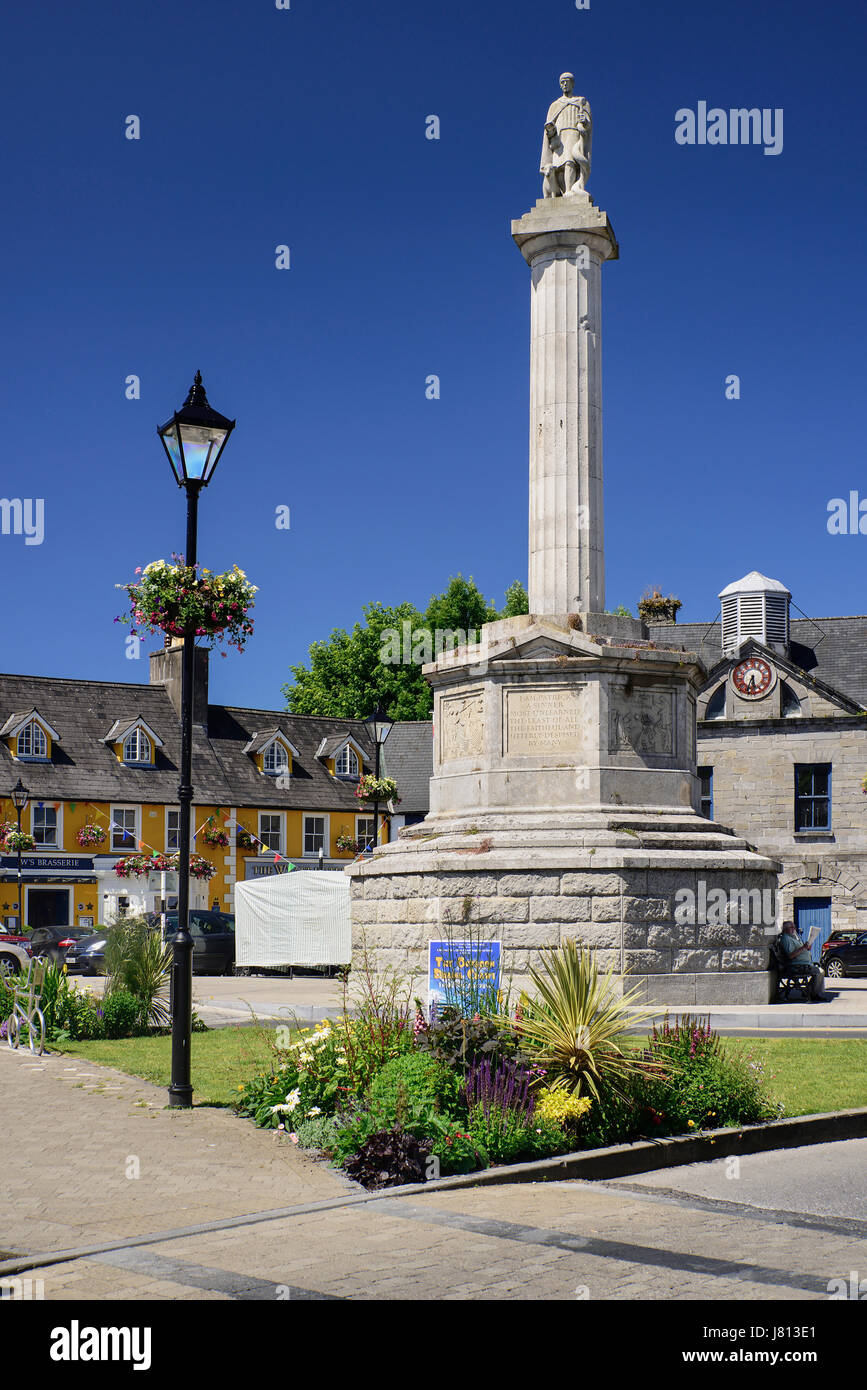 Irland, County Mayo, Westport, Octagon mit einer Spalte und die Statue des Heiligen Patrick. Stockfoto