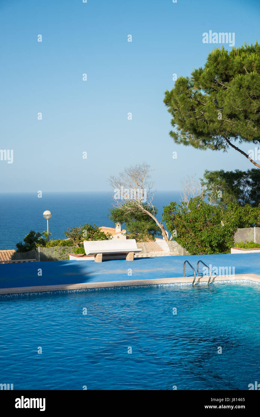 Sonniger Pool mit Blick auf die mediterrane costaline Stockfoto