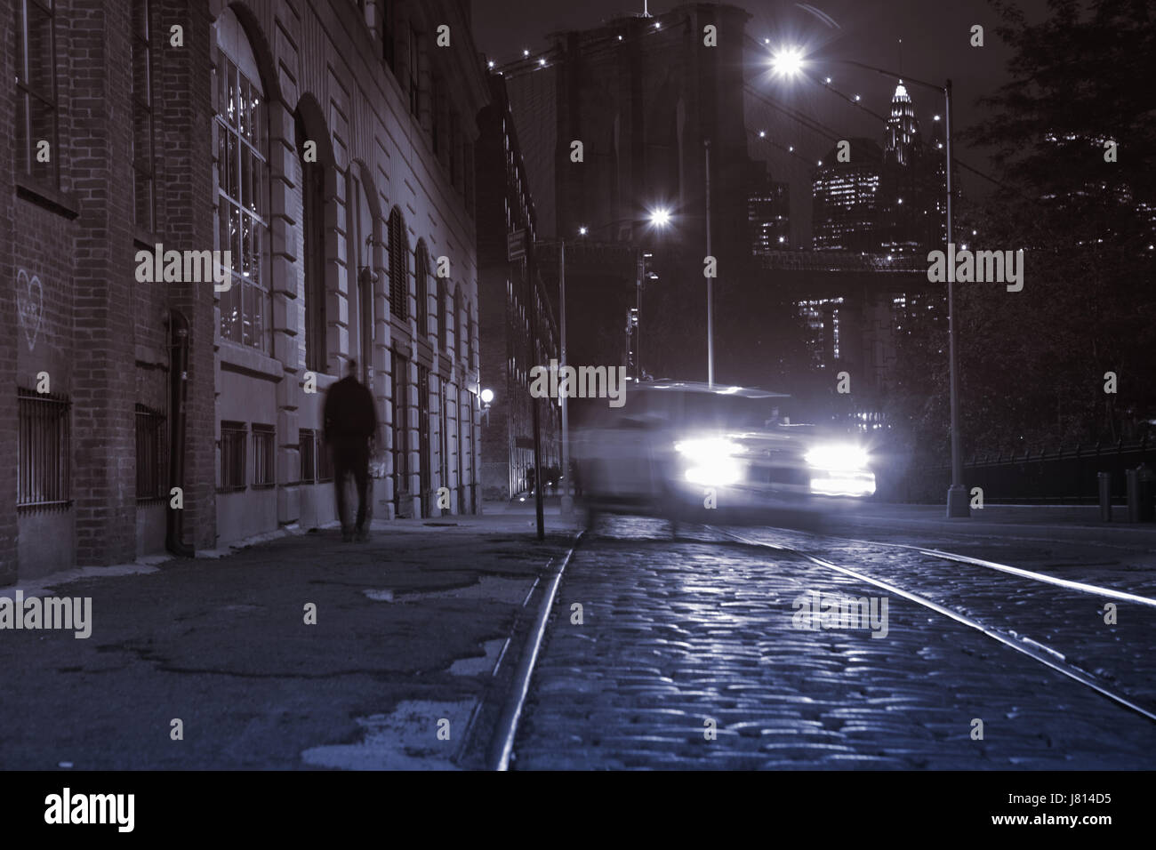 Nacht Fluchtpunkt Blick auf Plymouth Straße in DUMBO, Brooklyn Bridge und Langzeitbelichtung Hintergrund mit Retro-Look. Natrium Straße leuchtet auf und Stockfoto