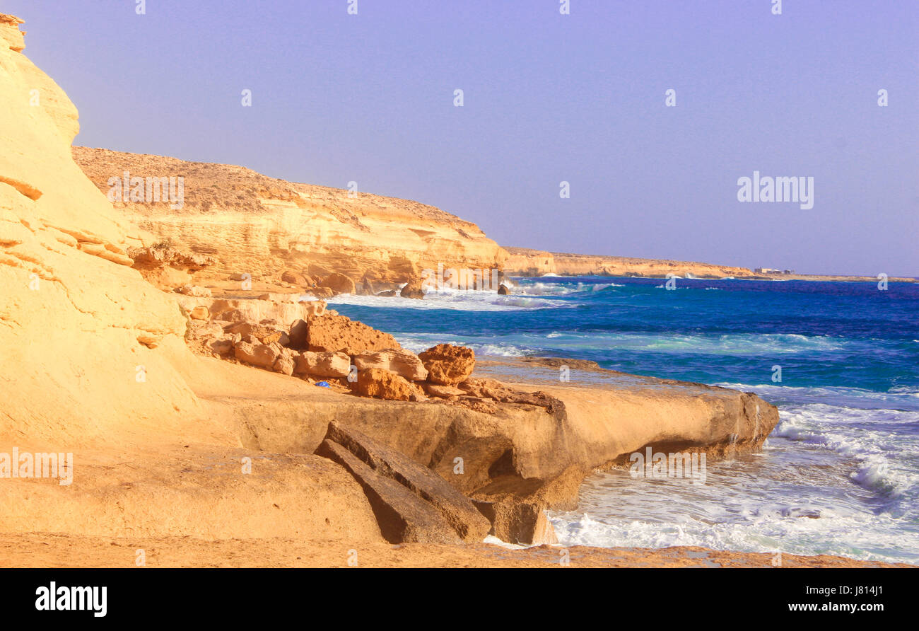 Meer Wellen und Berg unter der Sonne in Matruh, Ägypten / der schönen Küste Wellen und majestätischen Berg unter der Sonne in Matrou anzeigen Stockfoto
