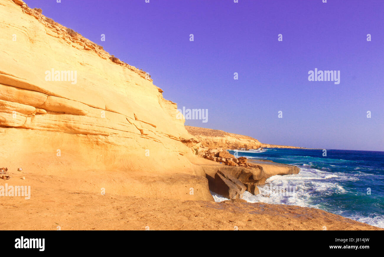 Meer Wellen und Berg unter der Sonne in Matruh, Ägypten / der schönen Küste Wellen und majestätischen Berg unter der Sonne in Matrou anzeigen Stockfoto