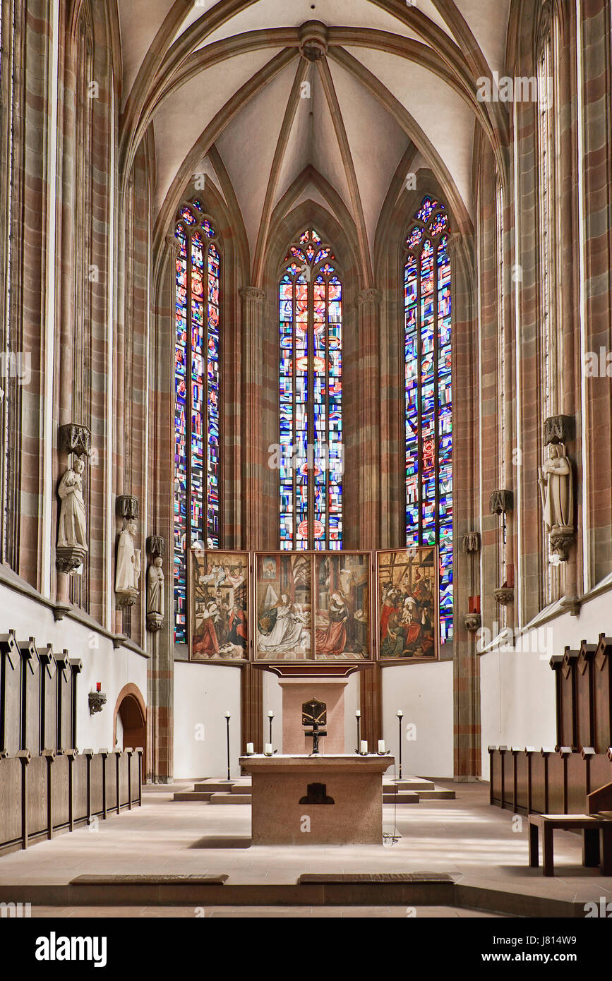 Deutschland, Bayern, Würzburg, Marienkapelle, Innenraum mit Altar und Buntglas-Fenster anzeigen Stockfoto