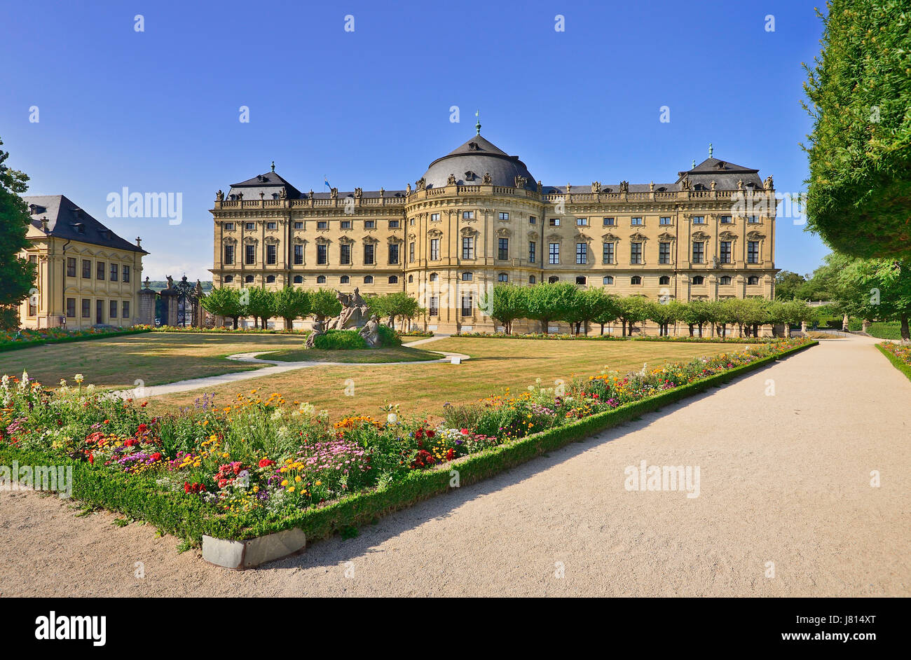 Deutschland, Bayern, Würzburg, Würzburger Residenz oder Residenz, Hofgarten oder Court Garden, Blick vom Süden Garten einschließlich Skulptur mit dem Titel Th Stockfoto