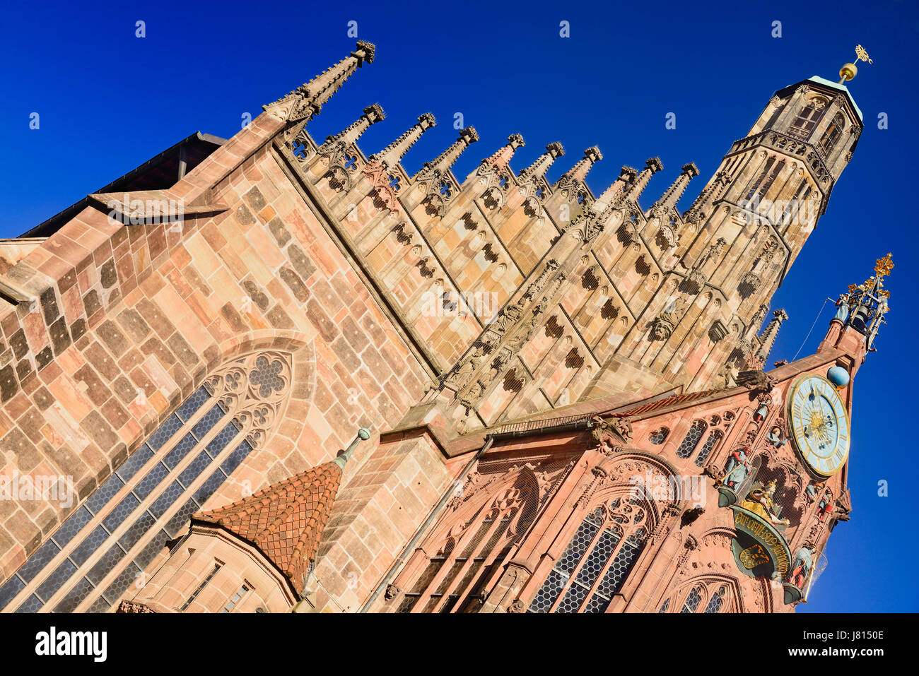 Deutschland, Bayern, Nürnberg, Marktplatz, Fassade des 14. Jahrhunderts Frauenkirche oder Church of Our Lady, auch sichtbar ist das Männleinlaufen Mechaniker Stockfoto