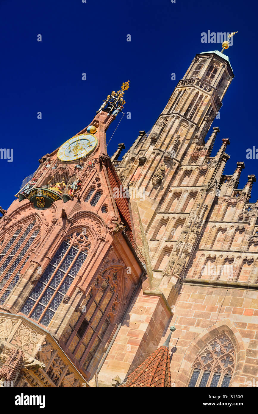 Deutschland, Bayern, Nürnberg, Marktplatz, Fassade des 14. Jahrhunderts Frauenkirche oder Church of Our Lady, auch sichtbar ist das Männleinlaufen Mechaniker Stockfoto