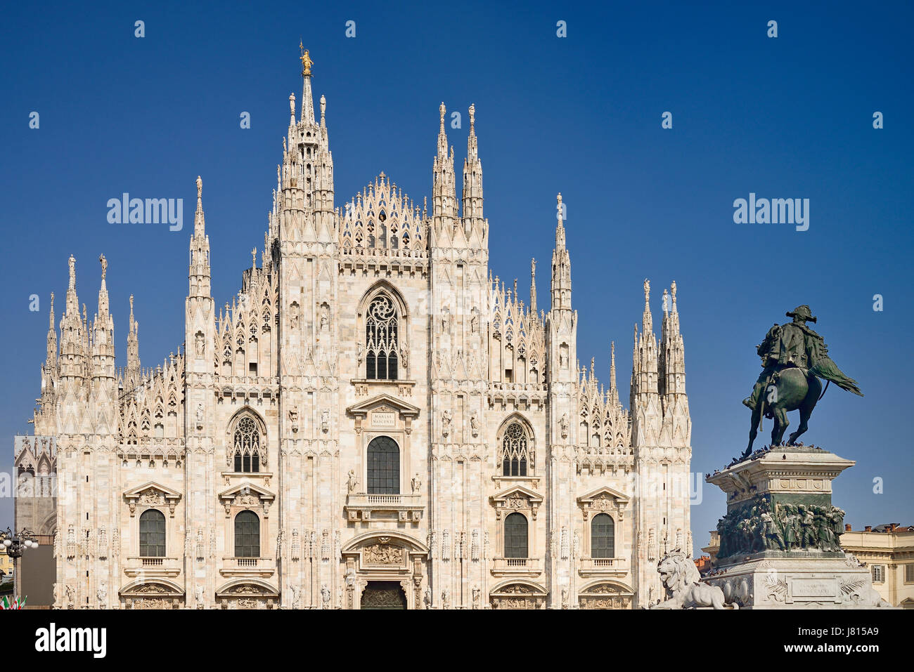 Italien, Lombardei, Mailand. Mailänder Dom oder Dom, ein Teil der Fassade mit der Statue des Königs Victor Emmanuel II auf dem Pferd vor der Tür. Stockfoto