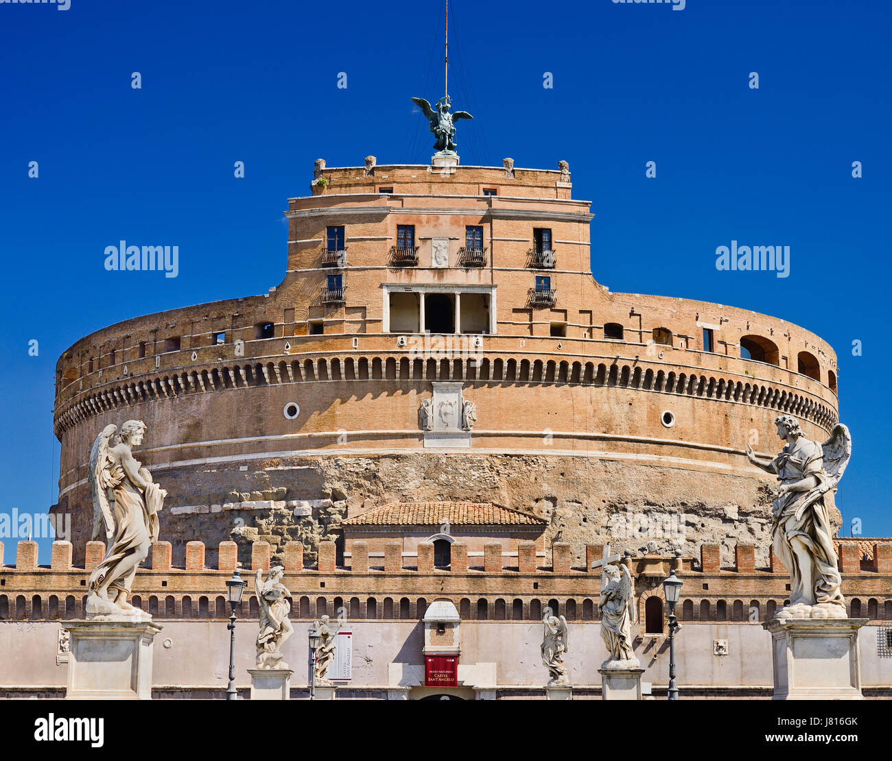Italien, Rom, Castel Sant Angelo mit Statuen auf der Pont Sant Angelo im Vordergrund. Stockfoto
