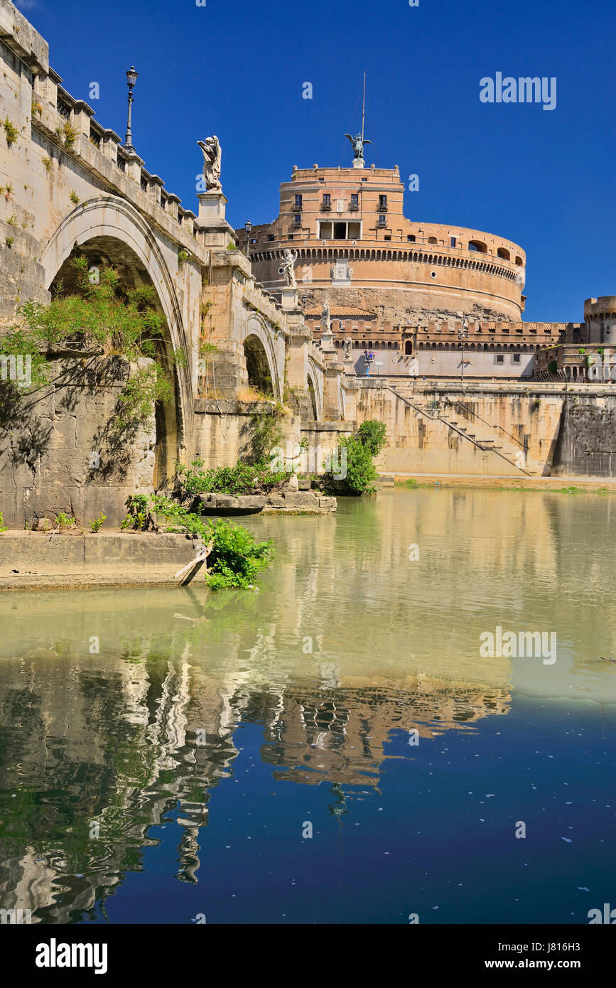 Italien, Rom, Castel Sant Angelo aus an den Ufern des Flusses Tiber unter dem Pont Sant Angelo. Stockfoto