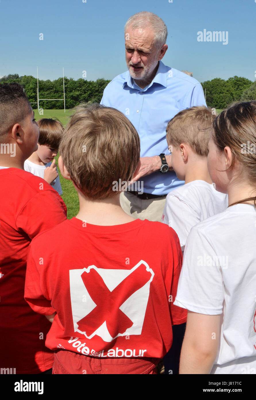 Labour-Partei Führer spricht Jeremy Corbyn Kindern während eines Besuchs in Hackney Sümpfe Fußballplätze, Labour Manifest Engagement für 5 % der Premier League TV Rechte Einkommens sicherzustellen hervorheben wird in das Basis-Spiel, während eine allgemeine Wahlkampagne umgeleitet. Stockfoto