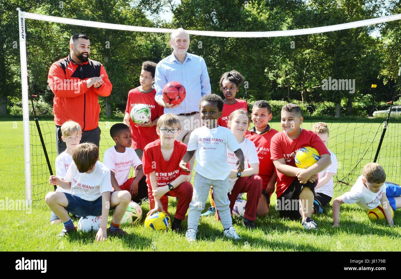 Labour-Partei Führer Jeremy Corbyn mit Kindern während eines Besuchs in Hackney Sümpfe Fußballplätze, Labour Manifest Engagement für 5 % der Premier League TV Rechte Einkommens sicherzustellen hervorheben wird in das Basis-Spiel, während eine allgemeine Wahlkampagne umgeleitet. Stockfoto