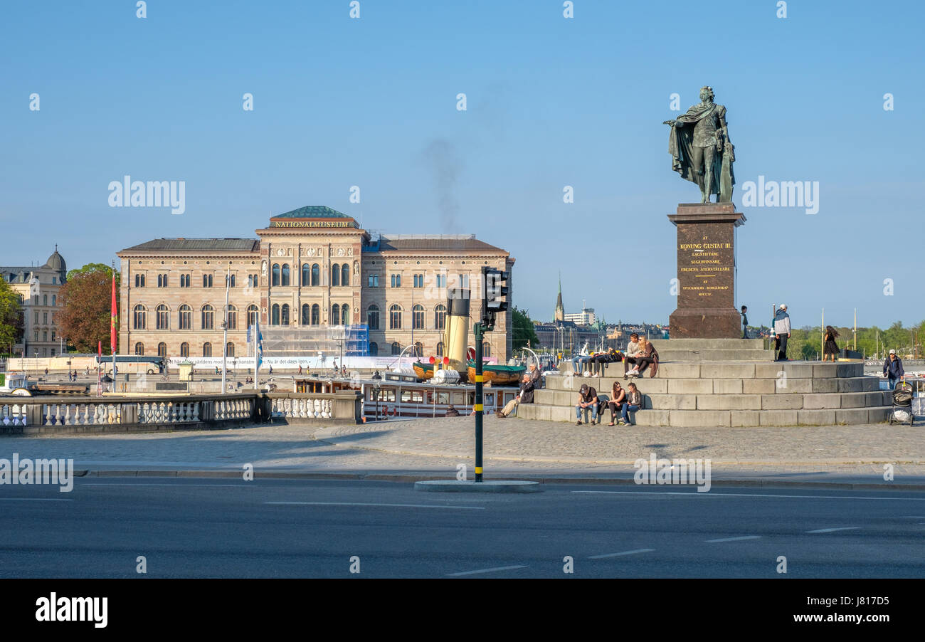 Blick vom Slottsbacken in Stockholm in Richtung der Statue von König Gustaf III. und das National Museum der Schönen Künste Stockfoto