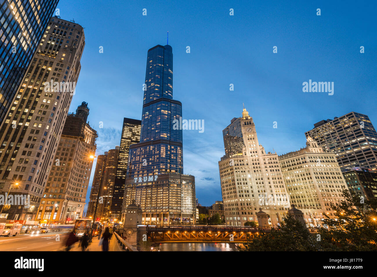 Bild von Chicago Riverwalk mit Ansichten des Chicago River, vorbeifahrenden Boote und Gebäuden USA bereits beleuchtet am Abend Stockfoto