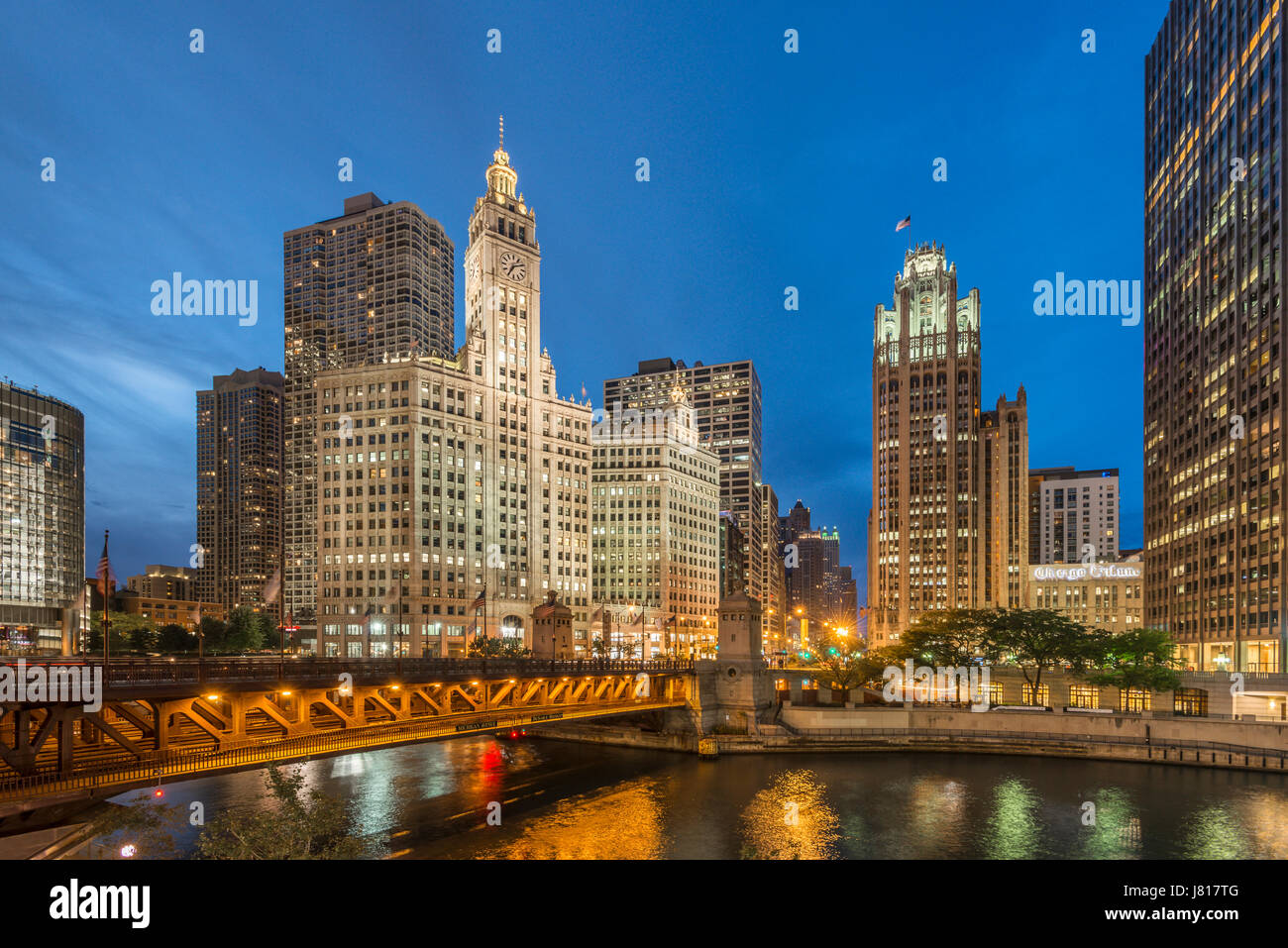 Bild von Chicago Riverwalk mit Ansichten des Chicago River, vorbeifahrenden Boote und Gebäuden USA bereits beleuchtet am Abend Stockfoto