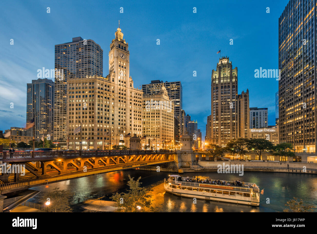Bild von Chicago Riverwalk mit Ansichten des Chicago River, vorbeifahrenden Boote und Gebäuden USA bereits beleuchtet am Abend Stockfoto