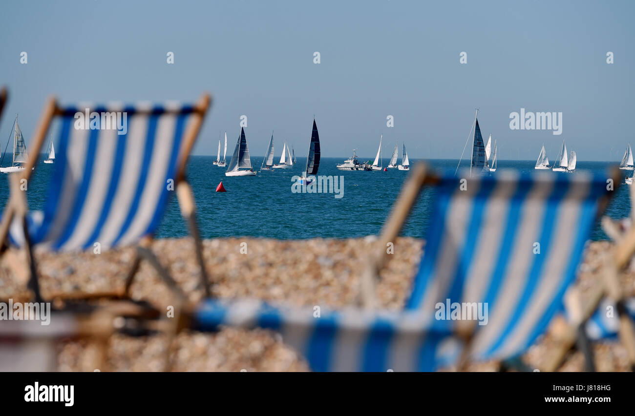 Brighton, UK. 26. Mai 2017. Hunderte von Yachten aus Brighton Beach für den Beginn der jährlichen Royal entkommen Rennen nach Frankreich mit heute prognostiziert der heißeste Tag des Jahres so weit mit Temperaturen bis zu den hohen 20er Jahre Celsius in einigen Teilen von Großbritannien Kredit zu sammeln: Simon Dack/Alamy Live News Stockfoto