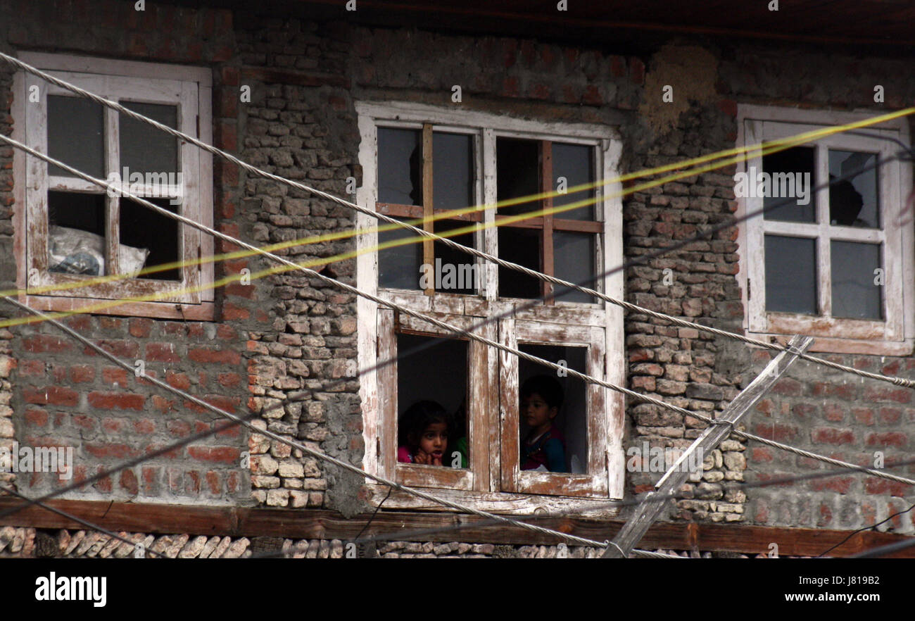 Srinagar, indische verabreicht Kaschmir. 26. Mai, 2017.Kashmiri Kinder beobachten Protest am Fenster ihres Hauses außerhalb Jamia Moschee im unten Bereich des Srinagar.protest gegen. Armee-Major Leetul Gogoi gebunden ein Kashmiri Mann Farooq Dar Bewohner des kleinen Dorfes im Budgam Bezirk auf der Motorhaube eines Jeeps als menschlichen Schutzschild und trieb ihn um fünf Stunden lang in 17 Dörfern über 28km auf 9. April, die der gemeinsame Widerstand Lager für friedliche Proteste nach dem Freitagsgebet gegen Armee Major Leetul Gogoi genannt hat. Bildnachweis: Sofi Suhail/Alamy Live-Nachrichten Stockfoto