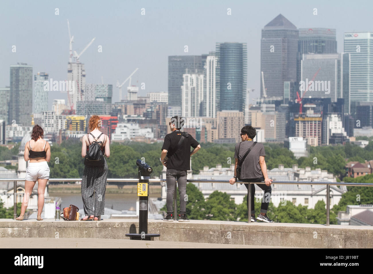 London, UK. 26. Mai 2017. Menschen genießen die atemberaubende Aussicht von Canary Wharf vom Greenwich Park Observatorium am heißesten Tag des Jahres Credit: Amer Ghazzal/Alamy Live-Nachrichten Stockfoto