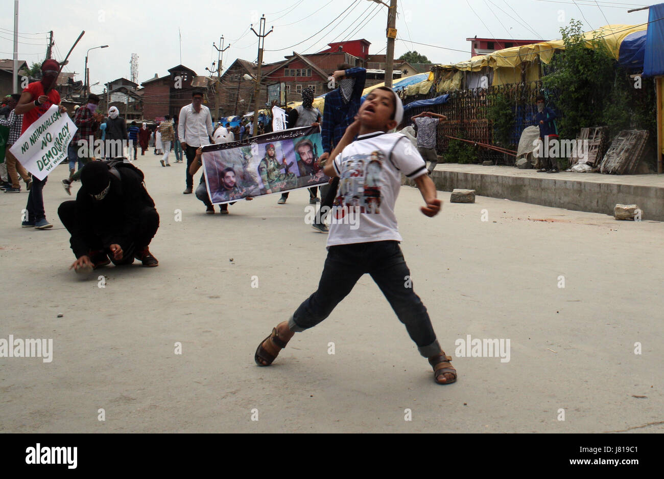 Srinagar, indische verabreicht Kaschmir. 26. Mai 2017. Kashmiri Demonstranten mit Steinen werfen im (unsichtbaren) indische Polizei außerhalb Jamia Moschee im unten Bereich des Srinagar.protest gegen. Armee-Major Leetul Gogoi gebunden ein Kashmiri Mann Farooq Dar Bewohner des kleinen Dorfes im Budgam Bezirk auf der Motorhaube eines Jeeps als menschlichen Schutzschild und trieb ihn um fünf Stunden lang in 17 Dörfern über 28km auf 9. April, die der gemeinsame Widerstand Lager für friedliche Proteste nach dem Freitagsgebet gegen Armee Major Leetul Gogoi genannt hat. Bildnachweis: Sofi Suhail/Alamy Live-Nachrichten Stockfoto
