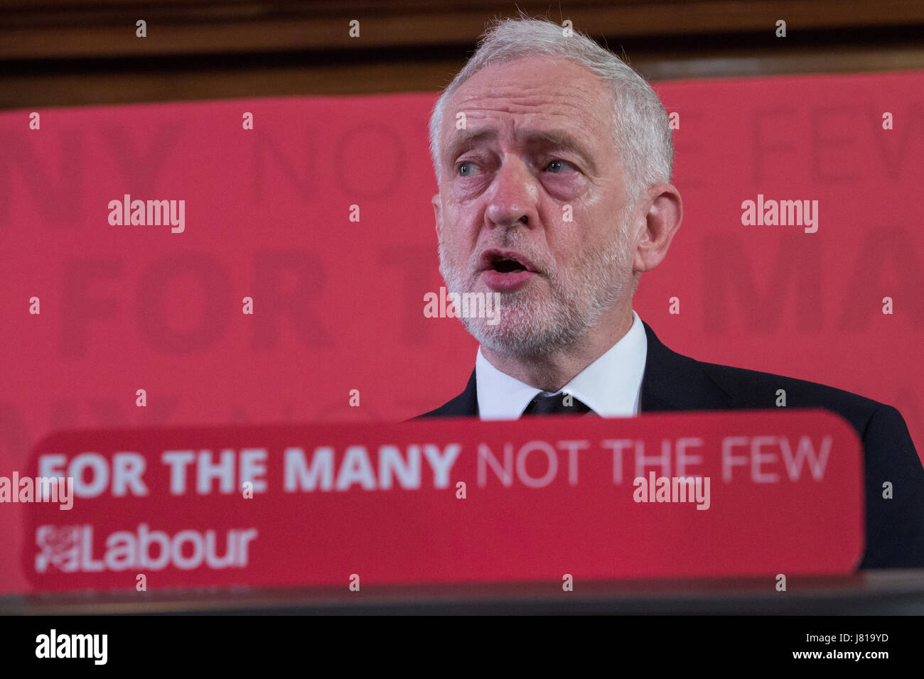 London, UK. 26. Mai 2017. Labour-Partei Führer Jeremy Corbyn hält eine Rede in Westminster auf der Verteidigung von Demokratie und wie wichtig es ist, stehen gemeinsam mit der Stadt von Manchester im Zuge des Angriffs in Manchester Arena am 22. Mai seine erste große Rede da Wahlkampf wieder aufgenommen werden konnte. Er sprach auch die Verbindung zwischen Terrorismus in Großbritannien und britische Außenpolitik. Bildnachweis: Mark Kerrison/Alamy Live-Nachrichten Stockfoto