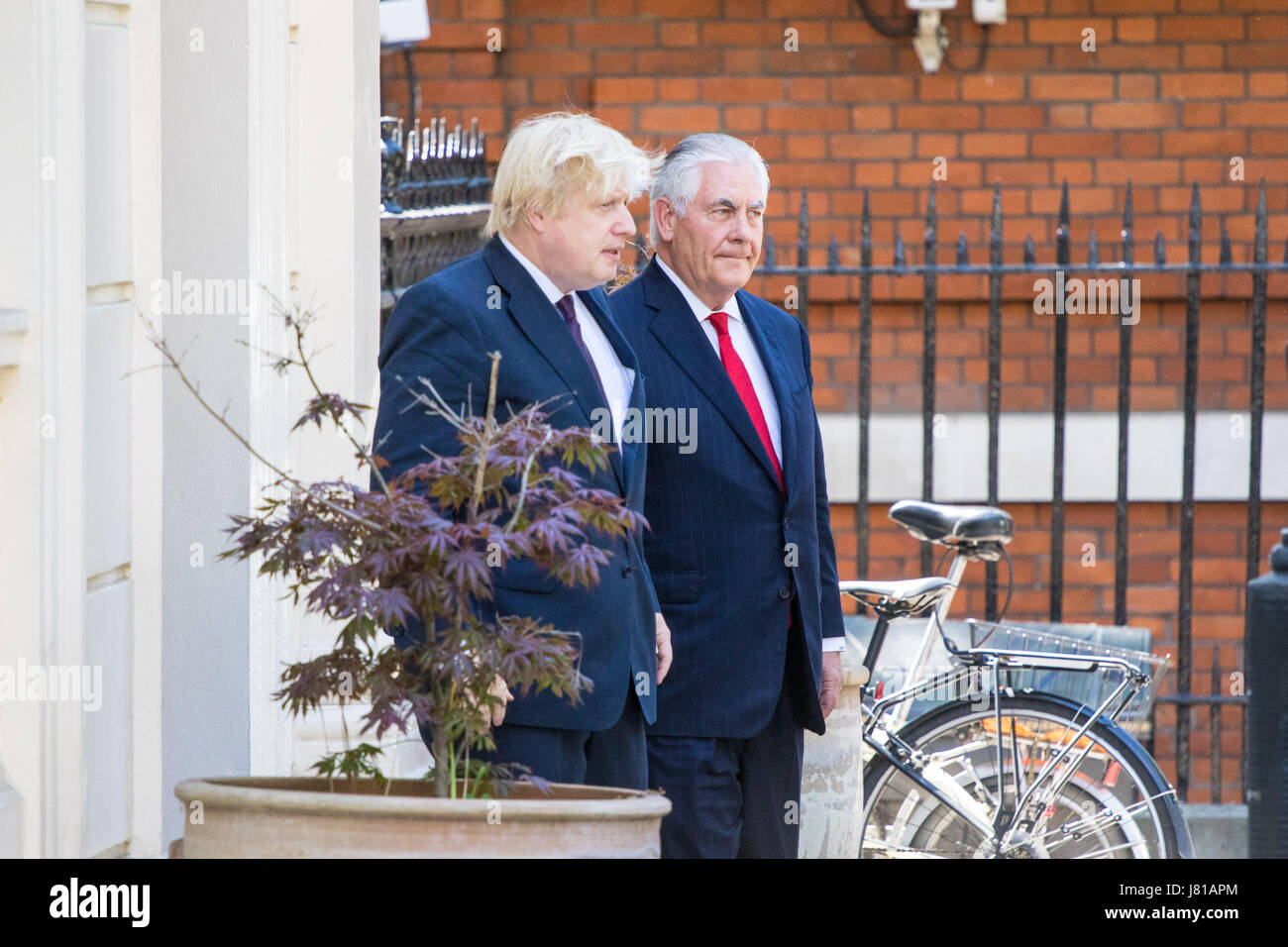 London, UK. 26. Mai 2017. Britischer Außenminister Boris Johnson verabschiedet sich zum US-Staatssekretär Rex Tillerson treffen auf seine offizielle Londoner Residenz. Der Besuch findet im Zuge der britischen Wut über das Austreten von sensiblen Bilder im Zusammenhang mit der Manchester Bombardierung durch uns Sicherheitsdienste an der New York Times. Bildnachweis: Paul Davey/Alamy Live-Nachrichten Stockfoto