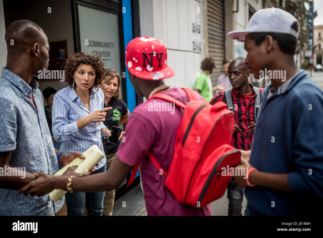 Sizilien, Italien. 25. Mai 2017. Die Flüchtlinge Mikailou Diallo (L-R), Landung Solly Ameidou liche Iraore Und Asowe Abdoulie sprechen Sie mit den Verantwortlichen das Gemeindezentrum, Stefania Andriani in Catania auf Sizilien, Italien, 25. Mai 2017. Sozialarbeiter/-innen kümmern sich um die Flüchtlinge in das Gemeindezentrum. Flüchtlinge und andere Zuwanderer können sich sicher fühlen und erhalten Beratung. Die Köpfe der G7-Staaten treffen sich in Sizilien vom 26. Mai bis 27. Mai 2017. Foto: Michael Kappeler/Dpa/Alamy Live News Stockfoto