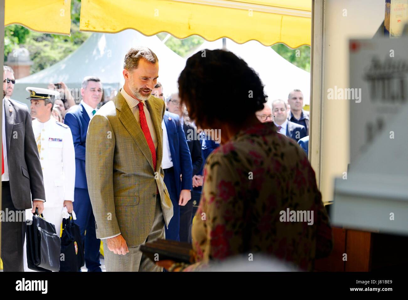 Madrid, Spanien. 26. Mai 2017. Spaniens König Felipe VI nimmt an der Eröffnung der Madrider Buchmesse. Diese 76. Auflage findet vom 26. Mai bis 11. Juni und Portugal ist das Land, eingeladen. Heute die Einrichtung über 350 Ständen entlang der Allee Paseo de Carruajes in Madrid-Retiro-Park bieten die Öffentlichkeit die neuesten literarischen Angebote entdecken und auch ihre Lieblingsautoren zu erfüllen. Bildnachweis: M.Ramirez / Alamy Live News Stockfoto