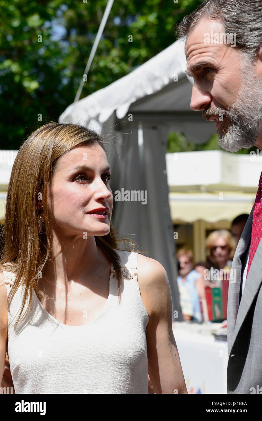Madrid, Spanien. 26. Mai 2017. Spaniens König Felipe VI und seine Frau, Königin Letizia besucht die Eröffnung der Madrider Buchmesse. Diese 76. Auflage findet vom 26. Mai bis 11. Juni und Portugal ist das Land, eingeladen. Heute die Einrichtung über 350 Ständen entlang der Allee Paseo de Carruajes in Madrid-Retiro-Park bieten die Öffentlichkeit die neuesten literarischen Angebote entdecken und auch ihre Lieblingsautoren zu erfüllen. Bildnachweis: M.Ramirez / Alamy Live News Stockfoto